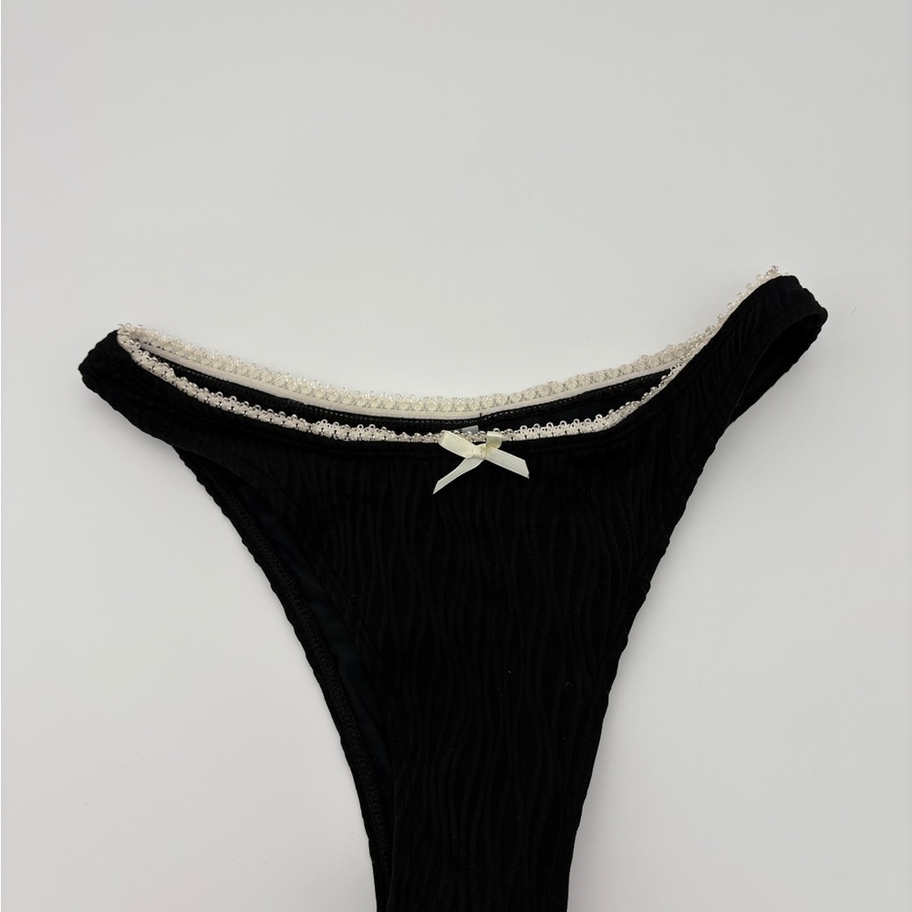 Stylish Black Bikini Set with Bow Detail - Picture 8 of 9